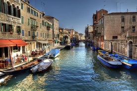 Venedig: 2-stündige Kanalfahrt in kleiner Gruppe – Canal Grande und geheime Kanäle