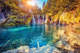 Plitvice Lakes 가이드 투어를 통해 자그레브에서 분할 그룹 이동