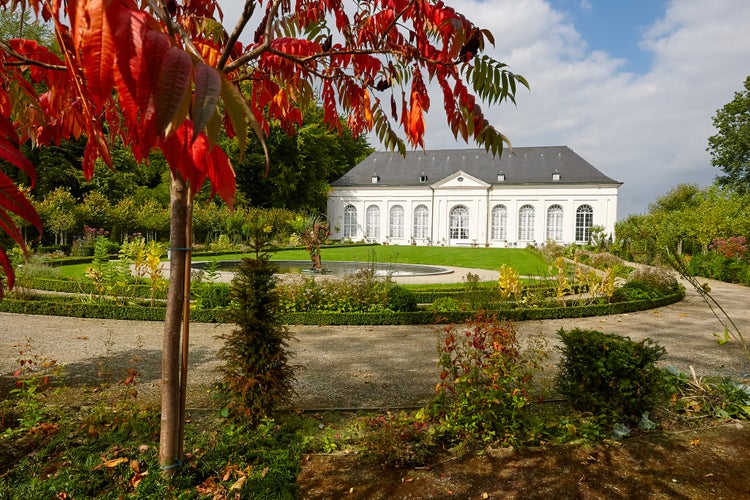 photo of view of Public castle in Seneffe Belgium with tree on foreground.