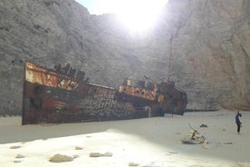 St Nikolaos 포트에서 : 보트 크루즈에서 Navagio 난파선 해변과 푸른 동굴까지