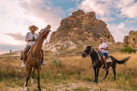 Tour a caballo al atardecer en Capadocia con fiesta de barbacoa