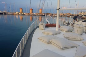 Croisière au coucher du soleil avec un arrêt de baignade à Kalithea Bay