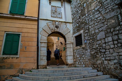 Calles, callejones y esquinas con pavimento de piedra y pintorescas escaleras de Sibenik