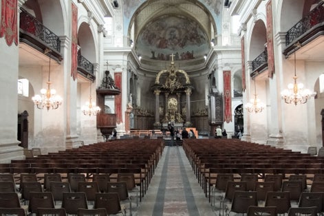 The interior of the Notre-Dame-de-la-Gloriette church .