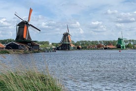 Besuchen Sie die Amsterdamer Landschaft mit ihren Windmühlen mit dem Fahrrad