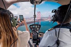 Lisbonne 360º : vol en hélicoptère, excursion en bateau et promenade dans la vieille ville