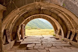 그룹 투어: Haghpat, Zarni-Parni Caves, Akhtala, Aramyants Castle, Sanahin