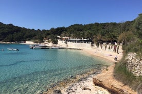 Passeio de lancha pela praia de Palmizana