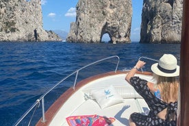 Paseo en barco por las cuevas de Capri con pizza, vino y limoncello