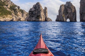 Capri in Kayak Tour Privato in barca a vela da Procida