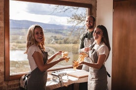 Uma aula de culinária Brunello com vinícola com vista para os vinhedos