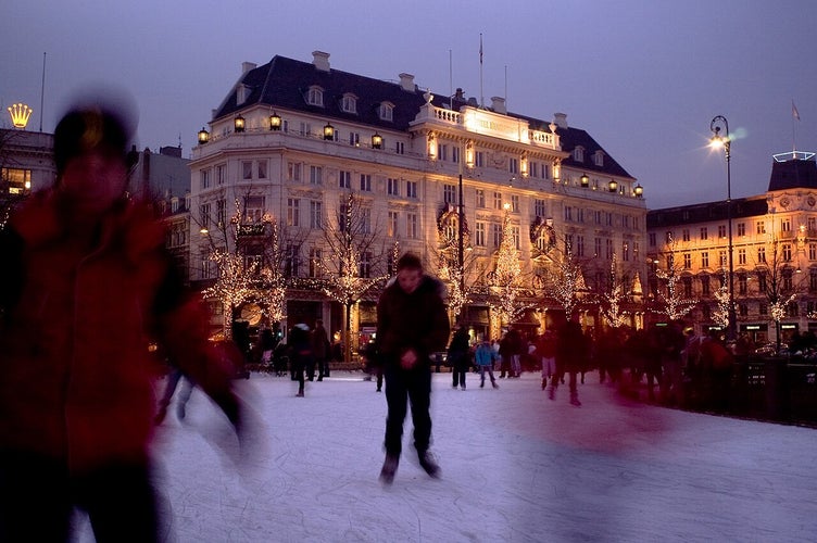 Kongens_Nytorv_-_ice_skaters.jpg