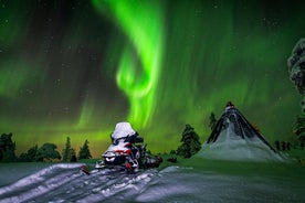 Caccia Aurora boreale con motoslitte