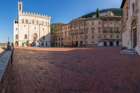 Excursión de un día: Visita privada a Gubbio con almuerzo en bodega + Paseo a caballo