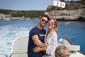 Passeio de barco de meio dia ao longo da costa sul de Menorca