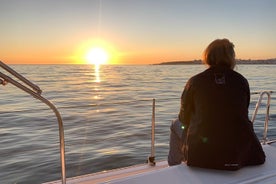 Crucero privado de 2 horas al atardecer en Cascais con una bebida