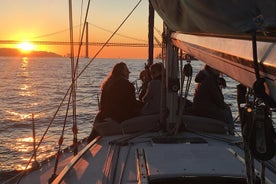 Excursión en barco por las sensaciones del atardecer en Lisboa con vino blanco o rosado y aperitivos