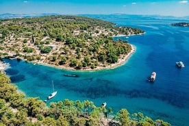 Tour naar drie eilanden vanuit Split (scheepswrak, Blue Lagoon, Maslinica) LUNCH INBEGREPEN