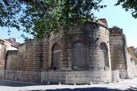 Historiske Arles til de ville og forvitrede strendene i Camargue private tur