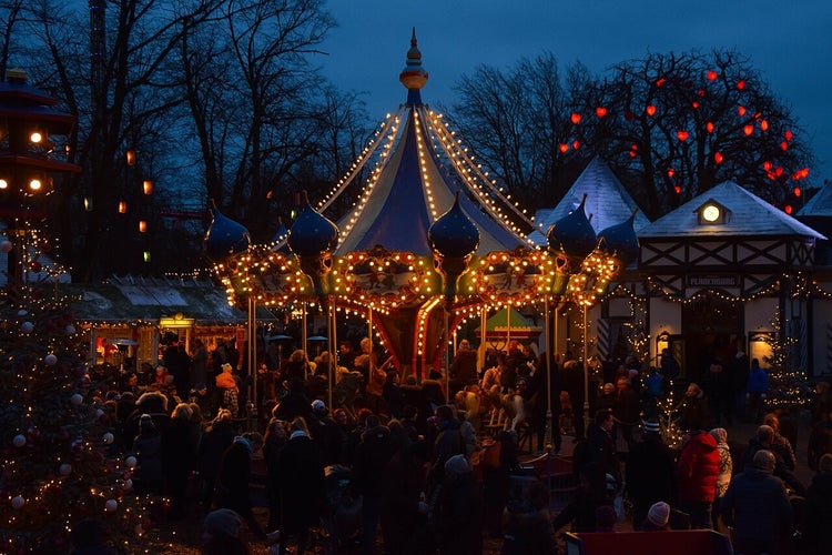 Christmas_market_at_Tivoli,_Copenhagen_(23853303731).jpg