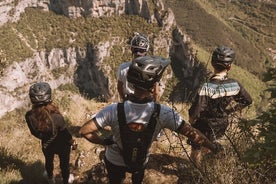 Tour privado de día completo en bicicleta por la ciudad fantasma en Fabriano y Genga