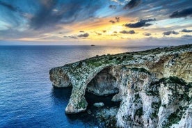 青い洞窟とMarsaxlokk漁村ツアー日曜日の市場