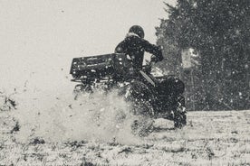 Dia de aventura de inverno nas montanhas: quadriciclos, trenó, bem-estar