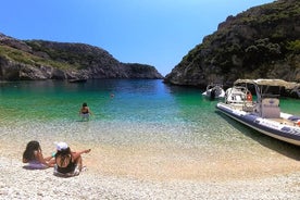 Barco privado de día completo por la bahía de Grama, la bahía de Dafina y las cuevas del mar Jónico