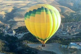 Balão de ar quente sobre Segóvia com traslados opcionais de Madri