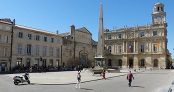 Christmas traditions and santons along the canals of Provence