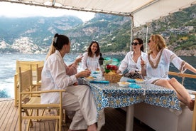 Costiera Amalfitana con Pranzo a Bordo, Nuoto e tanto Divertimento