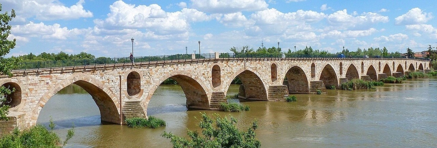 photo of vie of Zamora Puente de Piedra stone bridge on Duero river of Spain.