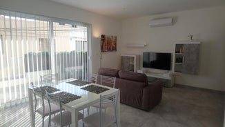 Central villa flatlet with pool - free parking and WiFi