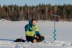 Erste Erfahrung beim Eisfischen in Rovaniemi