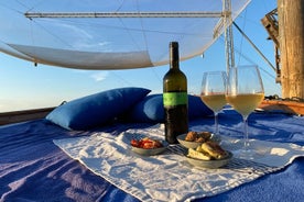 Aperitivo ao pôr do sol na lagoa de Veneza em um barco privado.