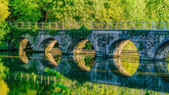 Photo of Belgium, Brugge Minnewater Bridge, Lago Minnewater Seven-arch arch bridge of brick and bluestone.