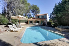 Villa 8 pers, climatisée, piscine chauffée, un havre de paix sous les pins parasols