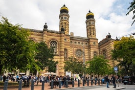 Självguidad vandringstur i Budapests festliga och gamla judiska distrikt