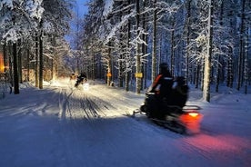 Avond sneeuwscootersafari in Rovaniemi