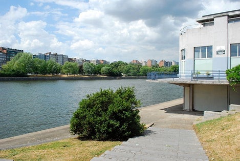 photo of view of La Meuse au parc de la Boverie, vue vers la rive gauche, Liege, Belgium.