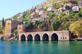 Alanya katamaranbåttur med solbad och snorkling