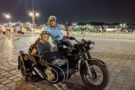 Tour privado de Burdeos por la noche en un sidecar.