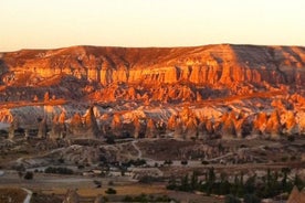 Cappadoce Private Rose Valley Sunset Watch avec une bouteille de vin de Cappadoce