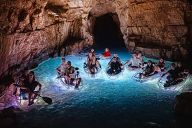 Excursión nocturna en kayak transparente a la cueva azul