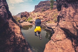 Cliff Jumping Canyoning i The Rainbow Rocks Ravine