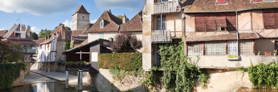 Au Bosquet, chambre et salle de bains avec petit déjeuner à 600 m du centre dans un cadre calme et verdoyant