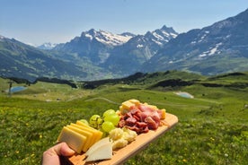 Formaggio e cioccolato sulla cima della montagna