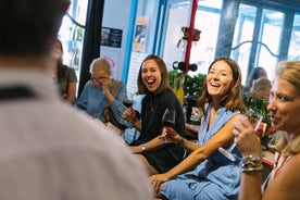 Parigi: tour di degustazione di vini per piccoli gruppi con esperto sommelier