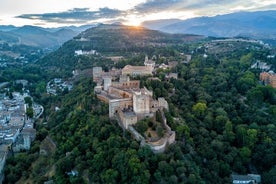 Alhambra og Generalife sleppa röðinni Venjulegur hópur þar á meðal Nasrid-höllir