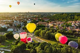 ヴィリニュス旧市街上空を飛ぶ熱気球